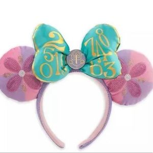 Minnie Mouse  (4/12) It’s A Small World Ears